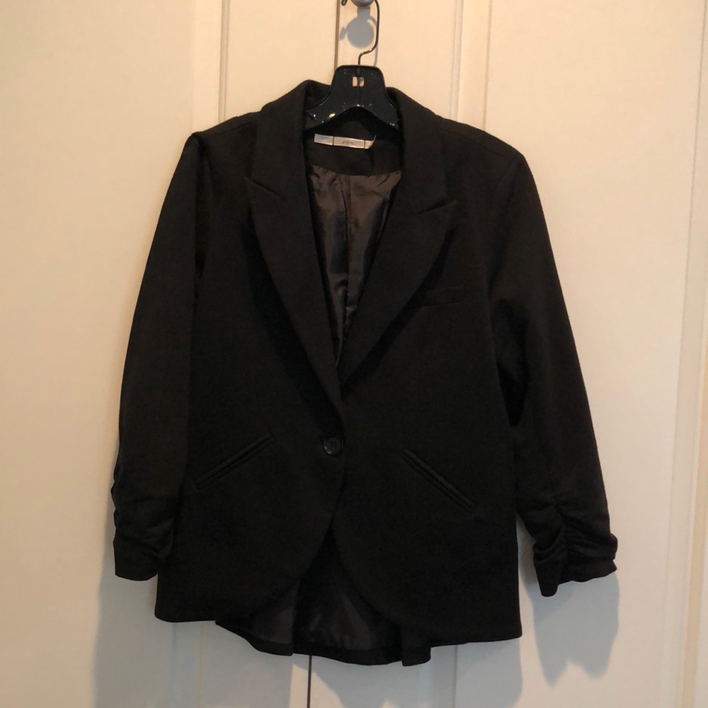 Black Tailored Blazer with Notched Lapels and Stylish Flair